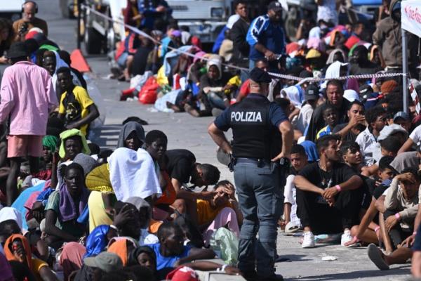 Migrants wait for transfers towards Sicily and mainland Italy | Photo: Ciro Fusco / ANSA
