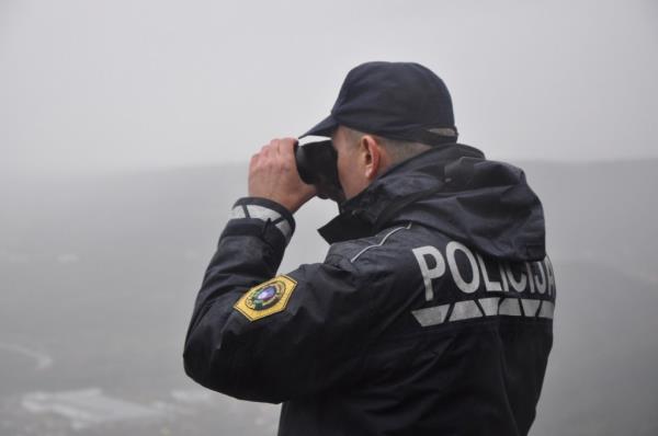 From file: A Slovenian police officer mo<em></em>nitors the Italian border in the Koper region | Photo: Dana Alboz/ InfoMigrants