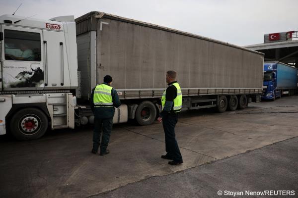 Bulgarian border police check a truck at Kapitan Andreevo border crossing. Bulgaria's land borders will remain fully policed for now, o<em></em>nly its air and sea borders come under the new partial accession to Schengen | Photo: Stoyan Nenov / Reuters