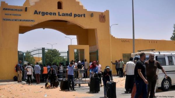 After days of waiting outside the border crossing, Sudanese cross into Egypt wher<em></em>e they receive water and food | Copyright: AFP/Getty